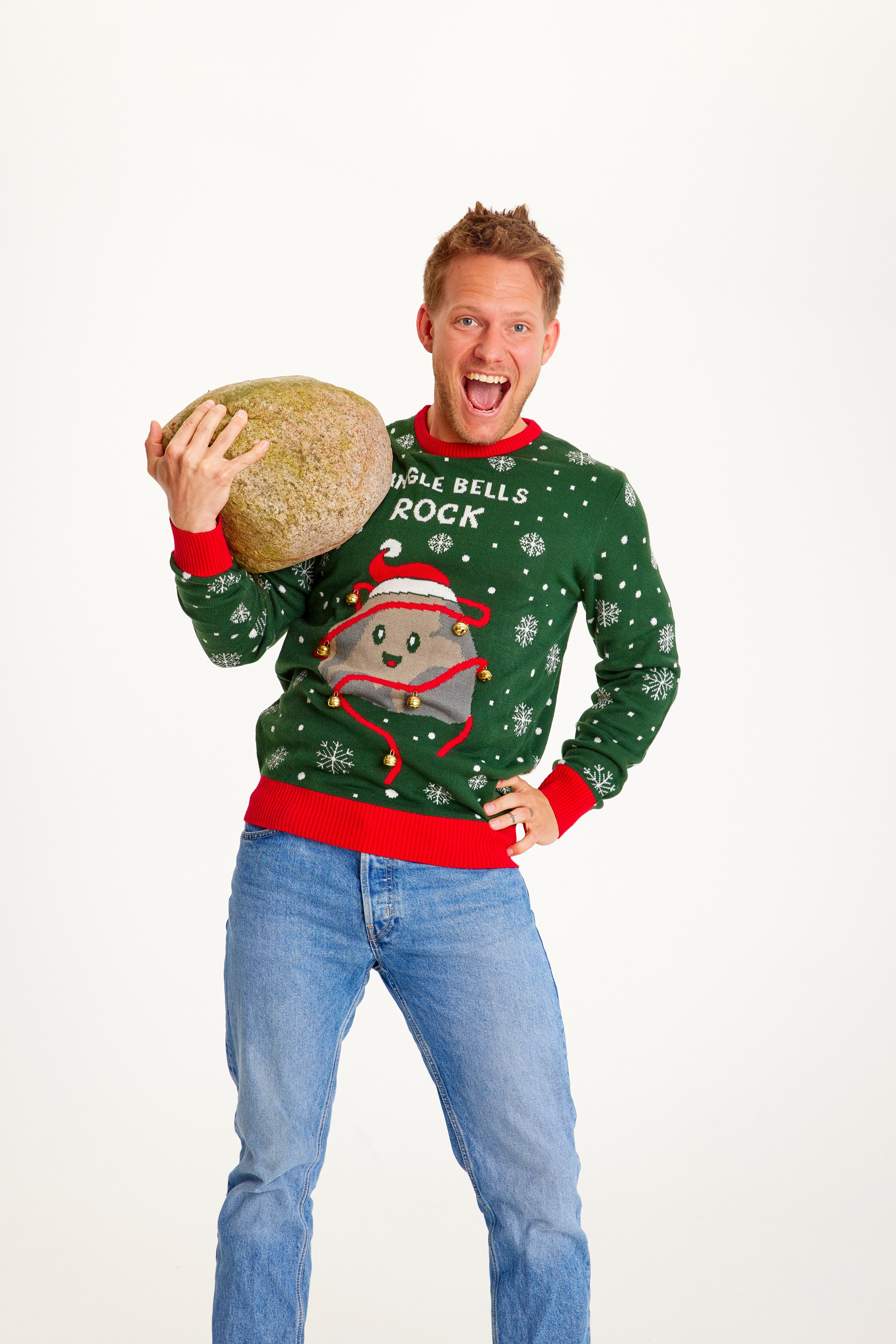 En mand med en sten iført en julesweater.